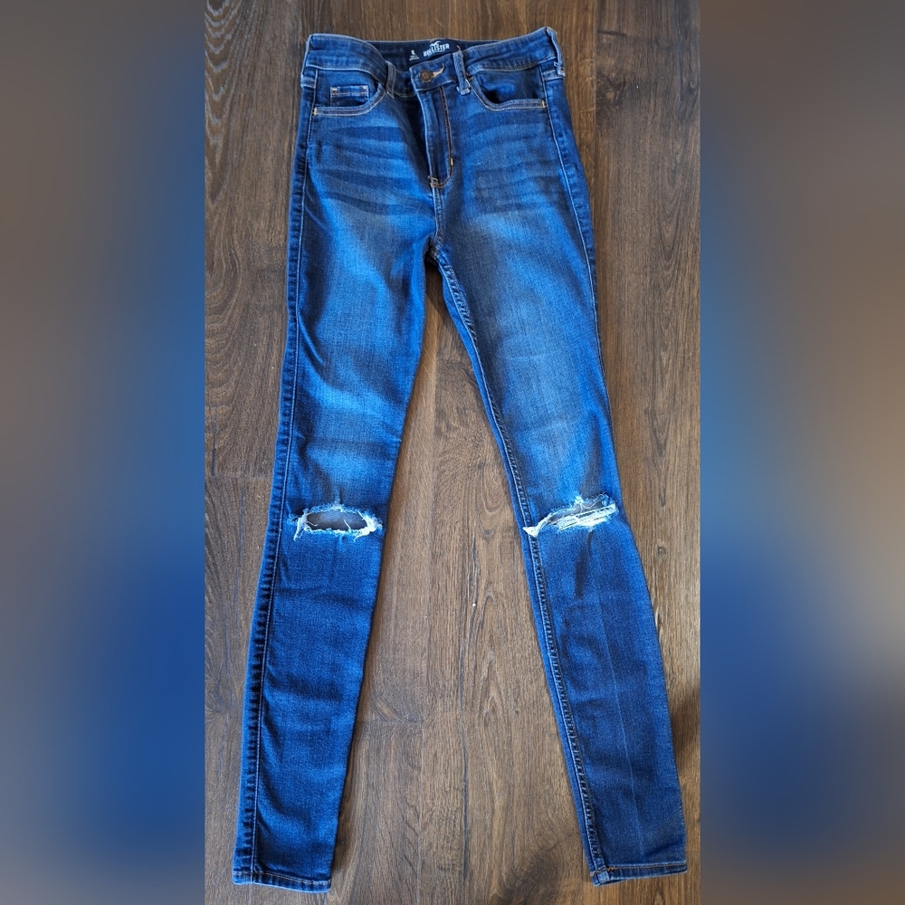 HOLLISTER HIGH RISE  SUPER SKINNY JEANS DISTRESSED AT THE KNEES.